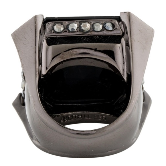 Judith Leiber | Crystal Christo Cocktail Ring I
Obsidian & Gunmetal size 6 - Picture 3 of 9